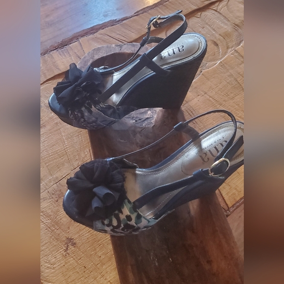 Elegant Black, Blue, and White Wedge Sandals - Picture 2 of 10